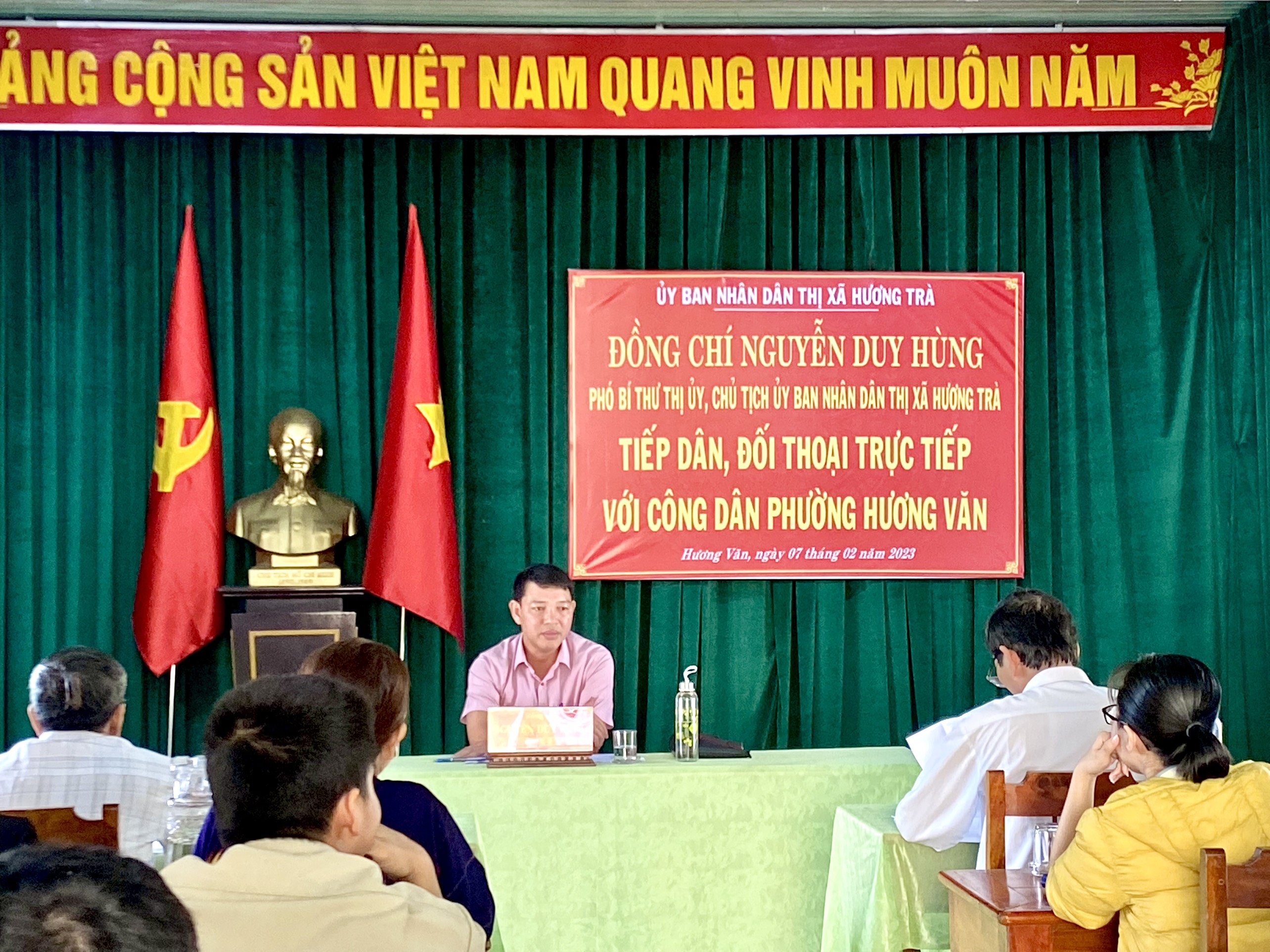 Lãnh đạo thị xã tiếp công dân tại phường Hương Văn